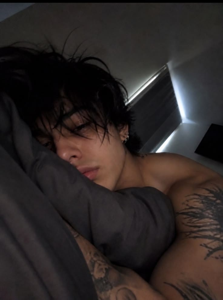 Louis . - Biết là bận rồi nhưng để ý anh 1 tí 🥺