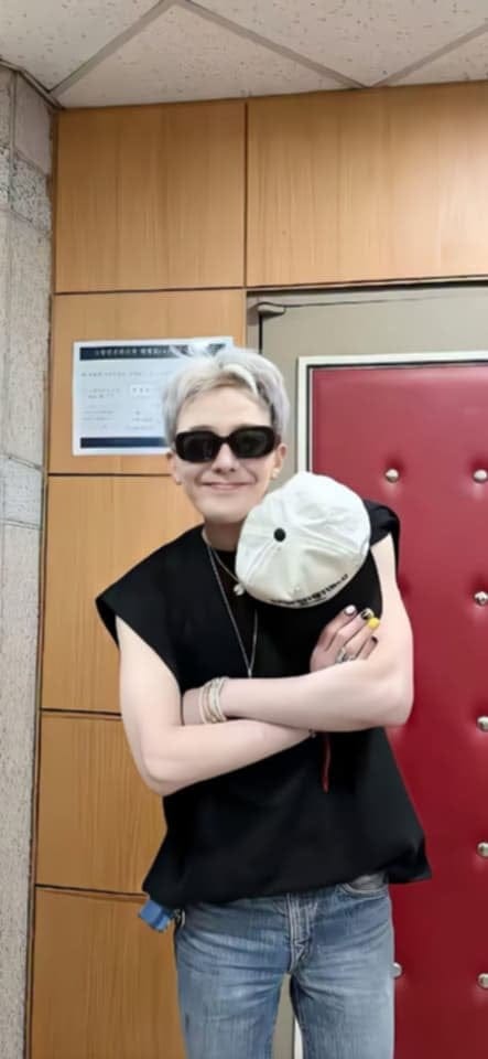 G-Dragon - GD(權志龍)的個性特點是舞台魅力十足、極度自信且不畏他人眼光,同時展現出對藝術和時尚的獨特見解與堅持,重視「做自己」,並透過小雛菊等符號傳達「不完美」與和平的理念,是個反差感強烈、有著藝術家靈魂的領袖人物。