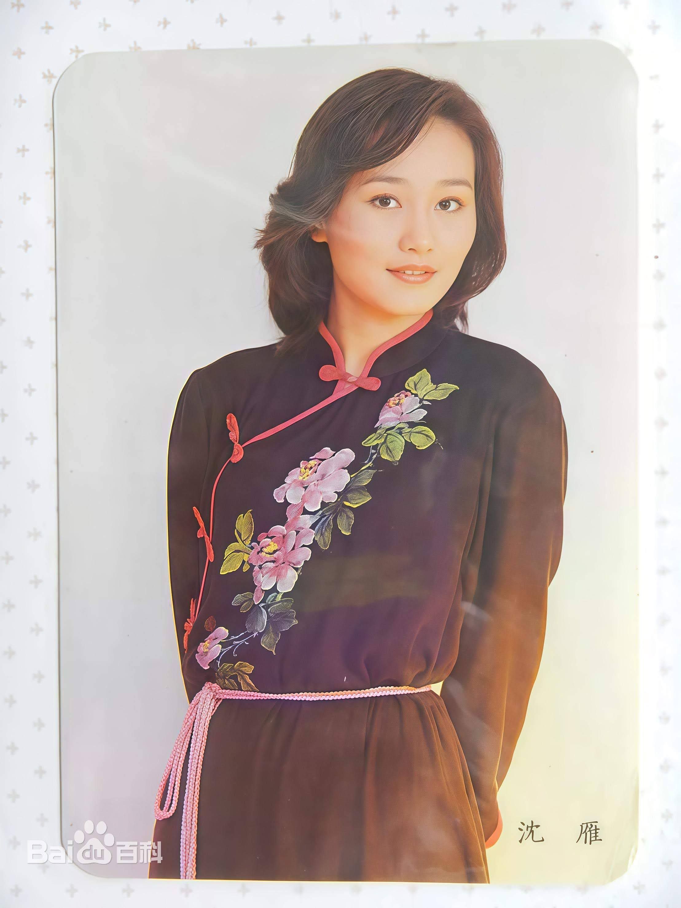 沈雁 - 親愛的歌迷朋友們: 你們好!我是沈雁,本名周美麟。此刻,我提筆寫下了這封信,心中充滿了無限的感激與溫暖。回首我在歌壇、影視圈與主持界奮鬥的那些年,是你們,我最親愛的歌迷朋友們,給了我最堅固的力量與最真摯的愛。