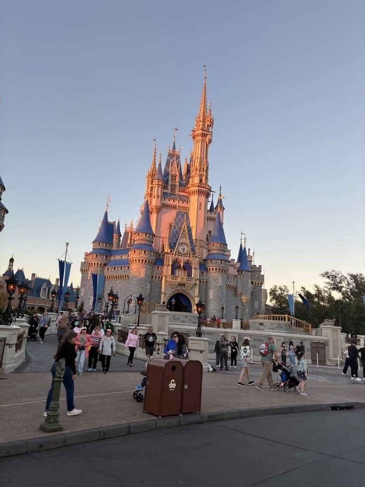 Joo Jaekyung - Family time at Disneyland.