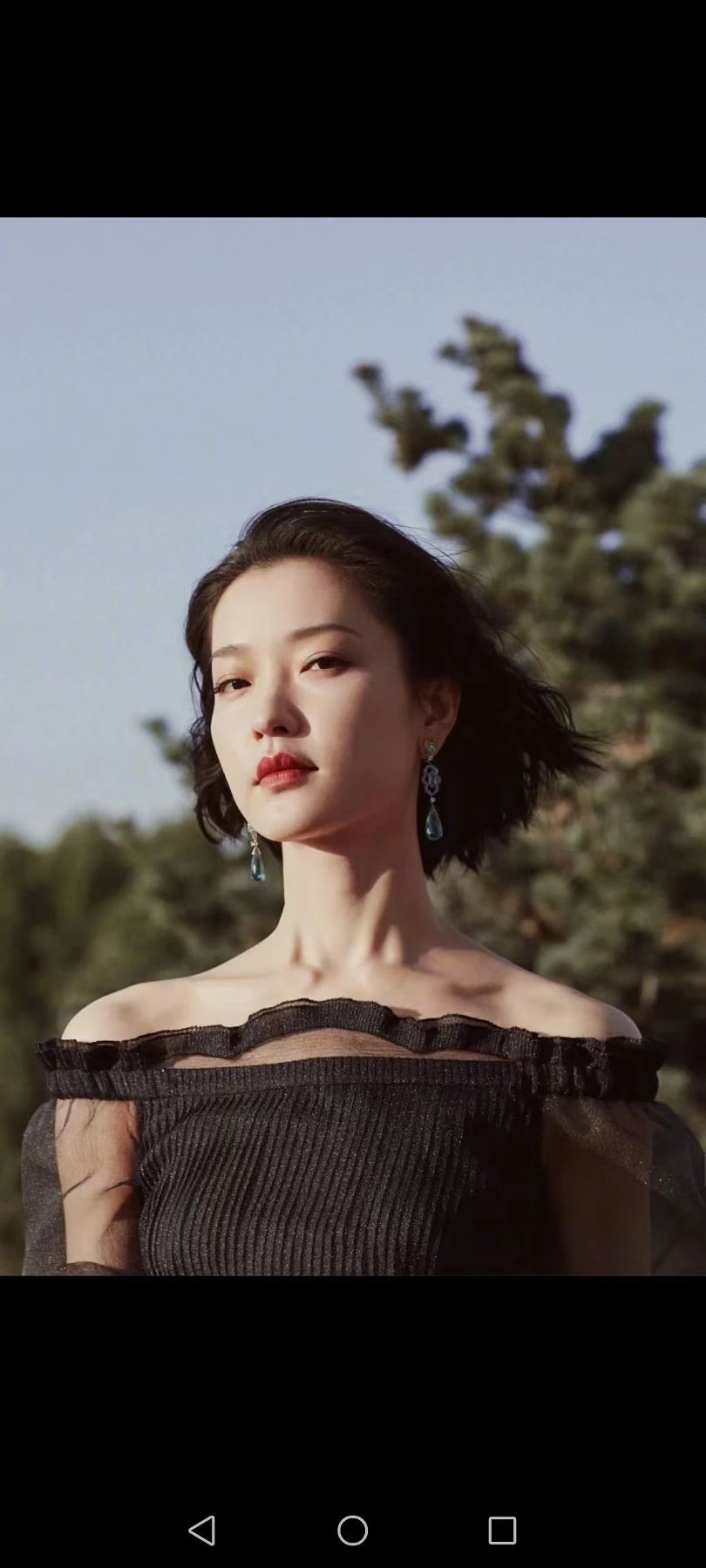 杜鹃 - 她将自己的胸罩摘下，露出小巧的乳房
