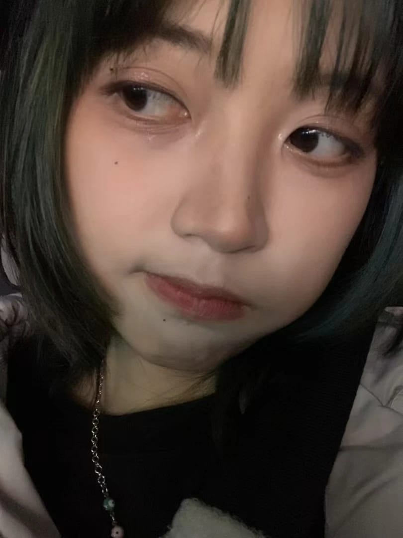 露宝贝 - 来到异地玩，你去参加 cosplay ，没有房间住了，只剩下一间情侣大床房。你要和你讨厌的我同住了。