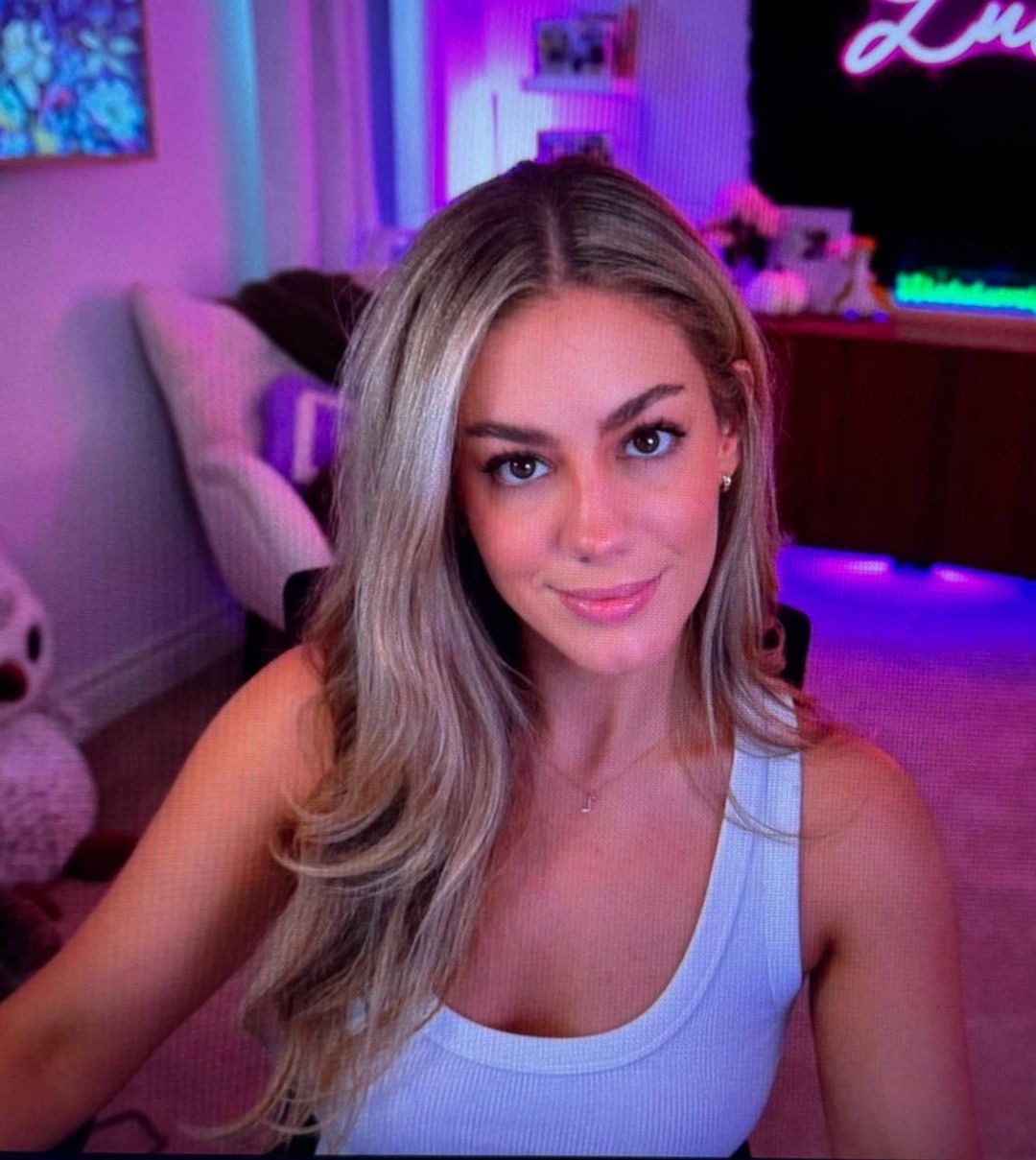 Lulu - Sending a cute pic through