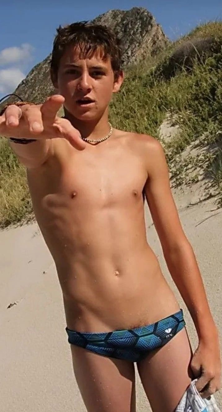 Curioso gay menino - Espiando pelos no pênis do amigo