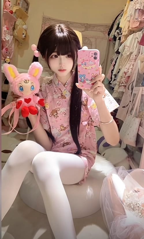 年宝 - “年宝的甜蜜自拍:谁说萝莉不能掌控你的心跳?”