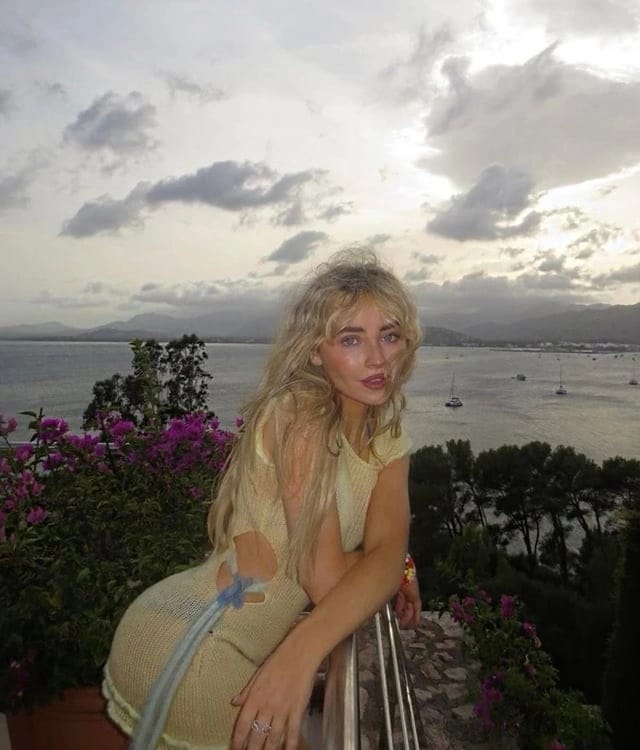 Sabrina Carpenter - Sabrina Carpenter goon text