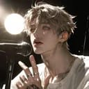 คริส  [ Chris | นักร้องนำ ]